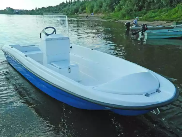 Стеклопластиковая лодка Пингвин с консолью (тримаран) в Набережных Челнах