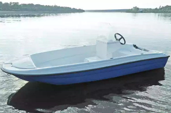 Стеклопластиковая лодка Пингвин с консолью (тримаран) в Набережных Челнах