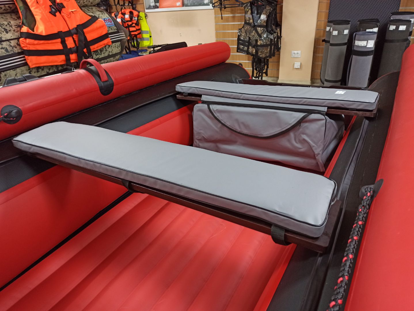 КОМПЛЕКТ МЯГКИХ НАКЛАДОК С СУМКОЙ ДЛЯ ЛОДОК 90Х20 СЕРЫЙ в Набережных Челнах