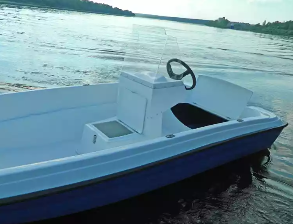 Стеклопластиковая лодка Пингвин с консолью (тримаран) в Набережных Челнах