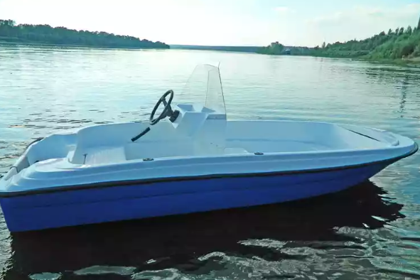 Стеклопластиковая лодка Пингвин с консолью (тримаран) в Набережных Челнах