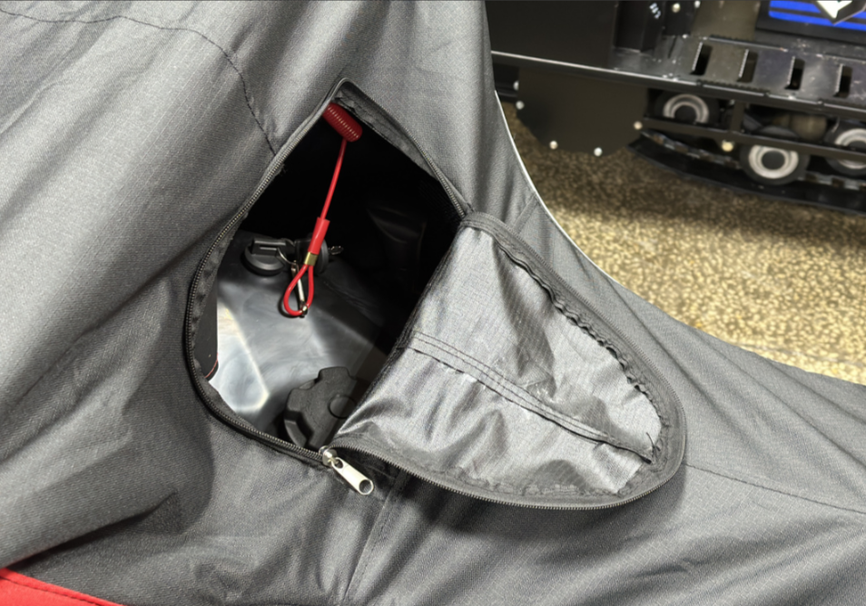 Чехол транспорт. снегохода IKUDZO HUNTER черно-красный Оксфорд ПРЕМИУМ качества с лого IKUDZO в Набережных Челнах