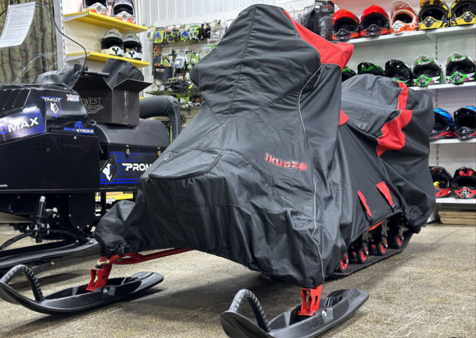 Чехол транспорт. снегохода IKUDZO HUNTER черно-красный Оксфорд ПРЕМИУМ качества с лого IKUDZO в Набережных Челнах