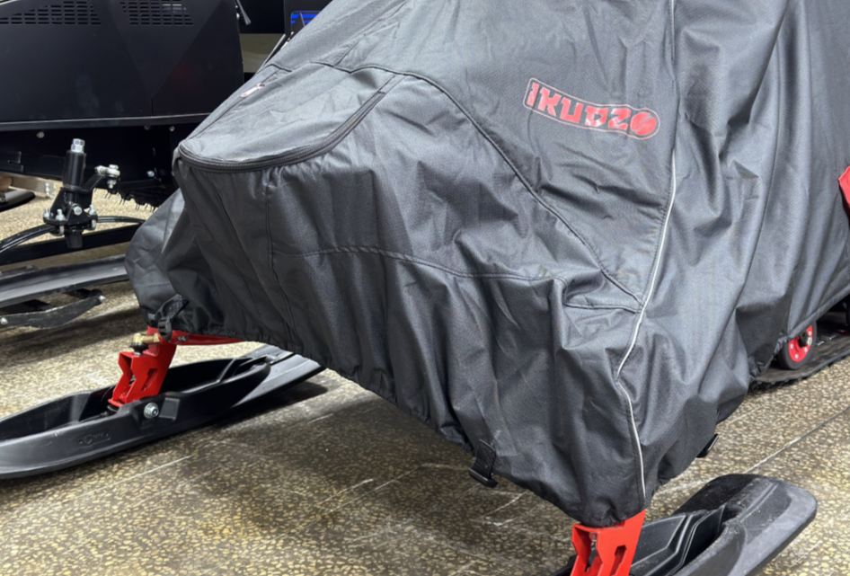 Чехол транспорт. снегохода IKUDZO HUNTER черно-красный Оксфорд ПРЕМИУМ качества с лого IKUDZO в Набережных Челнах