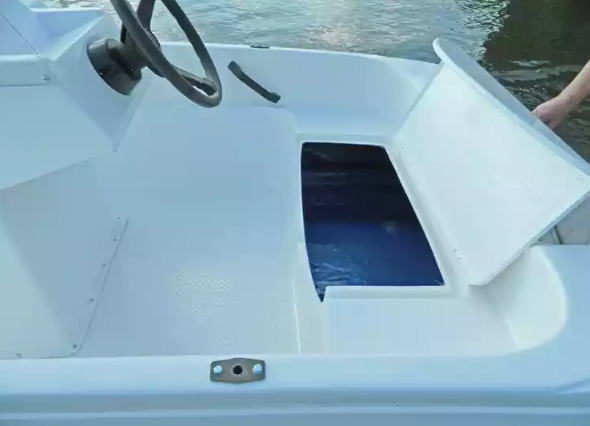 Стеклопластиковая лодка Пингвин с консолью (тримаран) в Набережных Челнах